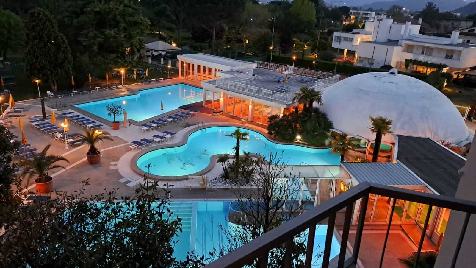 vista notturna piscina Ariston Molino